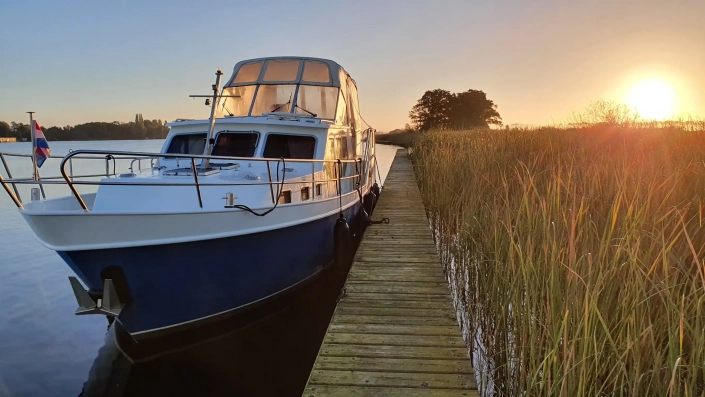 Luxe motorboot te huur in Friesland via HW Yachtcharter